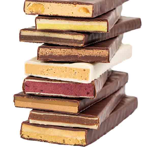 Stapel von Schokoladentafeln mit verschiedenen Füllungen.