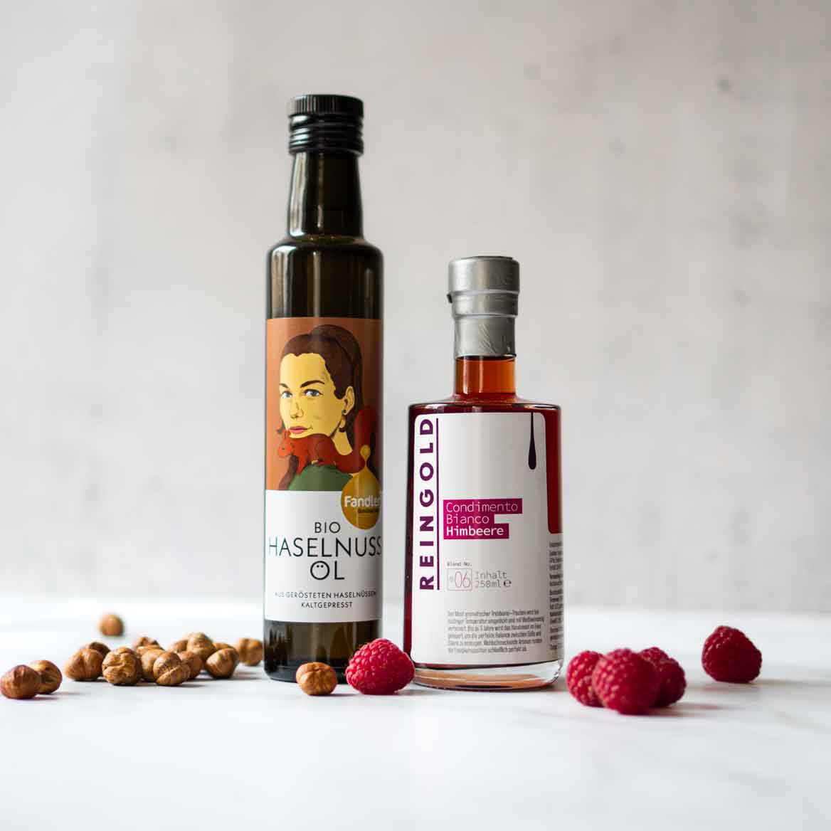 Haselnussöl und Himbeerbalsam mit Nüssen und Himbeeren.