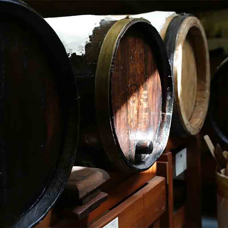 Holzfässer für Essig in einem Lagerraum, Mussini sichtbar.