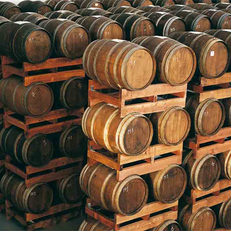 Holzfässer in einer Balsamico-Essigkellerei, Il Borgo del Balsamico.