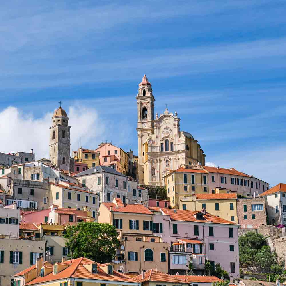 Bunte Häuser und Kirche, Imperia.