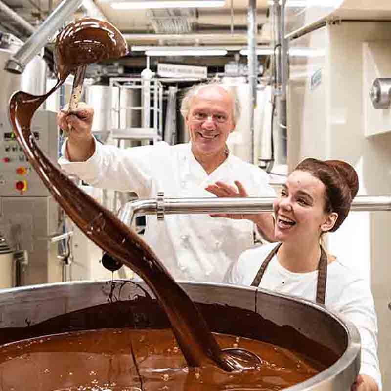 Josef und Julia Zotter schwingen die Schokoladenkelle mit geschmolzener Schokolade