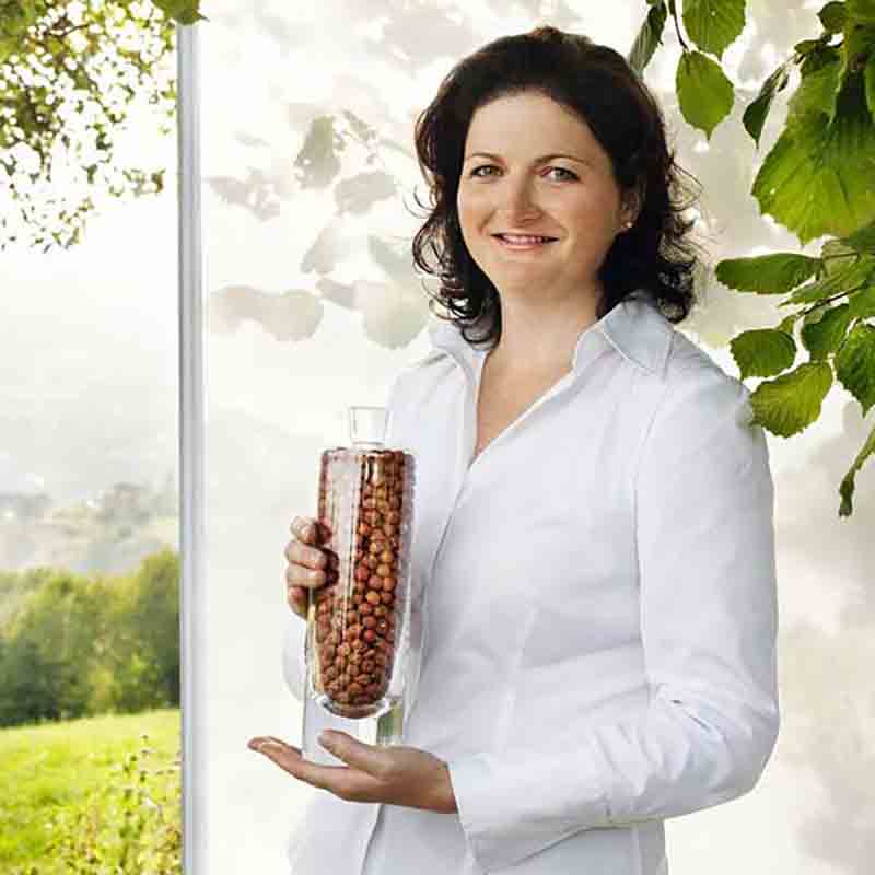 Julia Fandler hält Haselnüsse in der Hand.