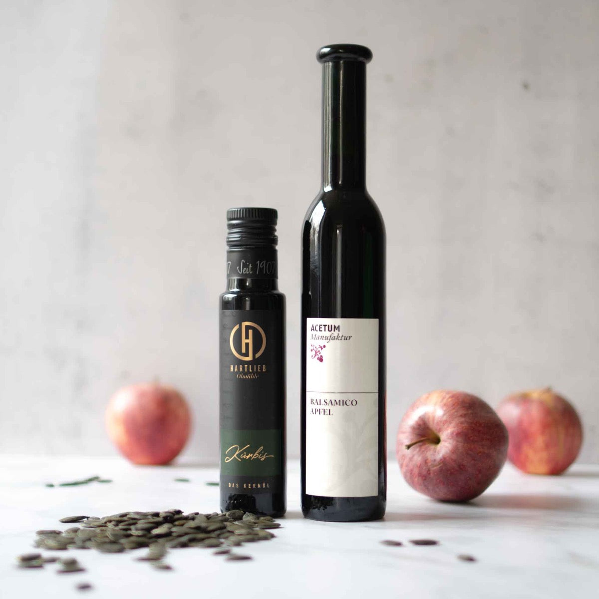 Kürbiskernöl und Apfelbalsam-Essig mit Kürbiskernen und Äpfeln.