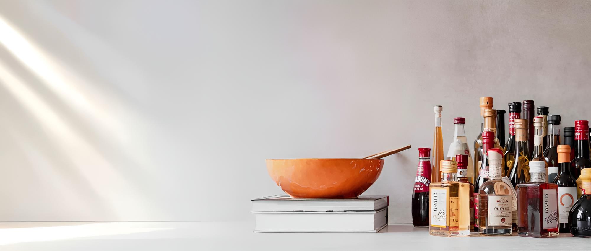 Verschiedene Flaschen mit Olivenöl, Essig, Wein und Feinkost.