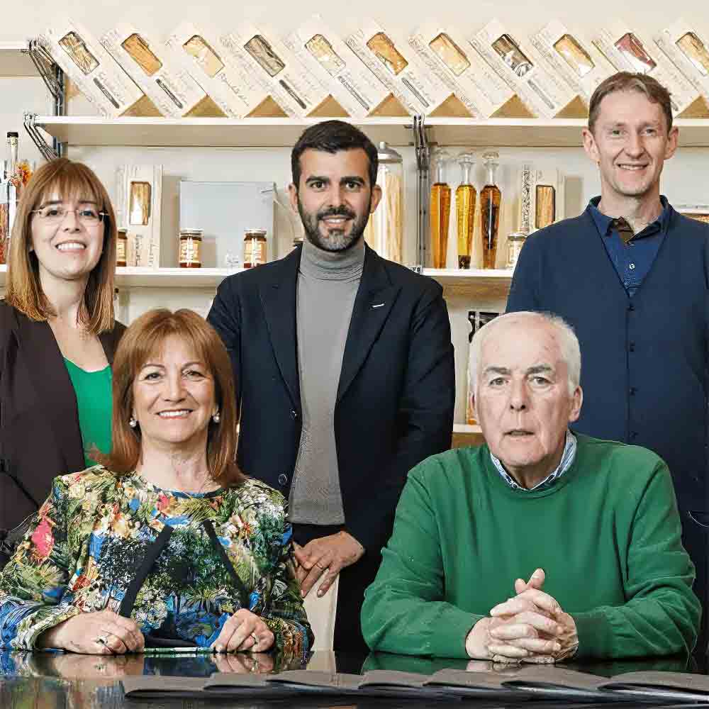 Fünf Personen vor Feinkostregalen.