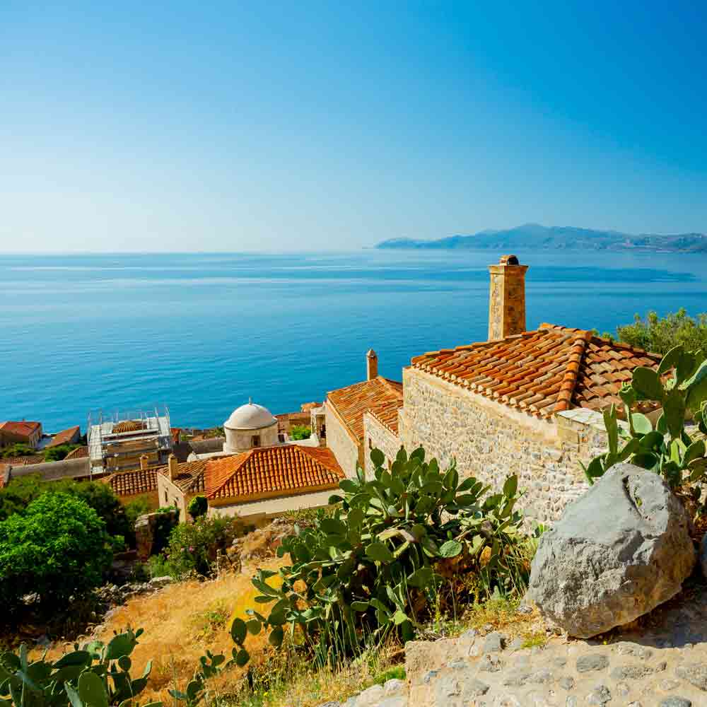 Mittelmeerblick mit Häusern und Meer.