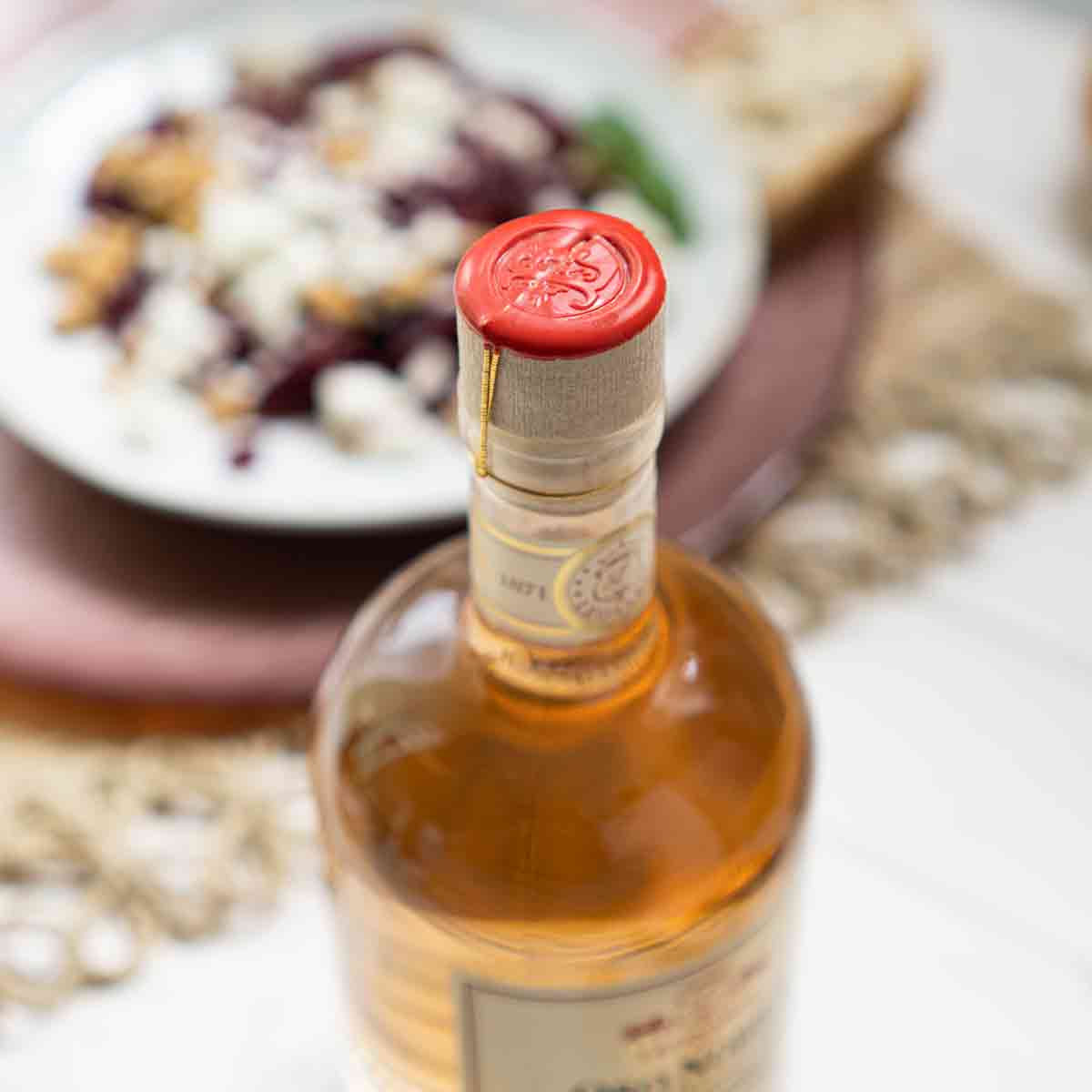 Leonardi Oro Nobile Flasche mit rotem Wachsdeckel.