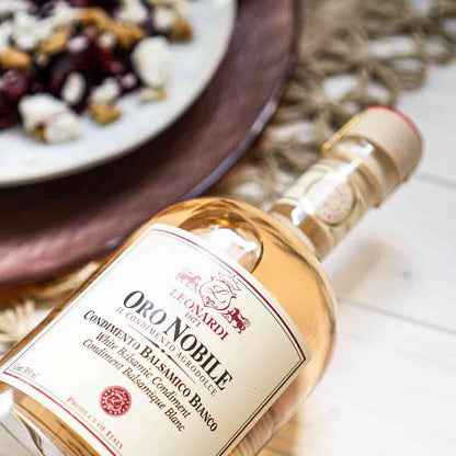 Leonardi Oro Nobile weißer Balsamico neben Teller.