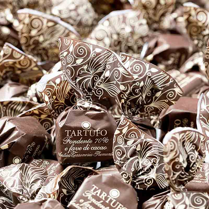 Tartufo Pralinen mit Kakao, dekorative Verpackung, Nahaufnahme.