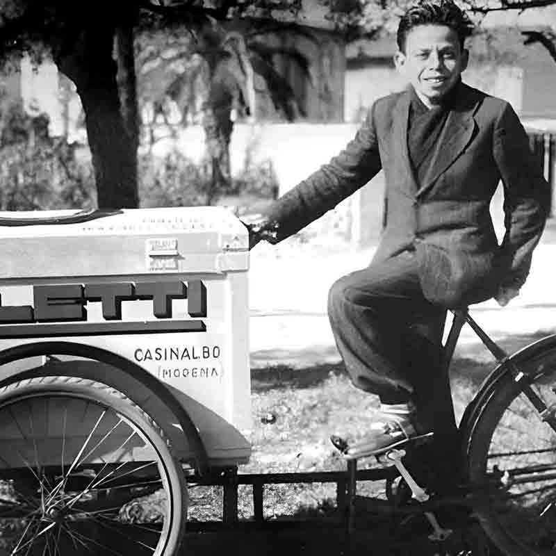 Mann auf Fahrrad mit Kiste.