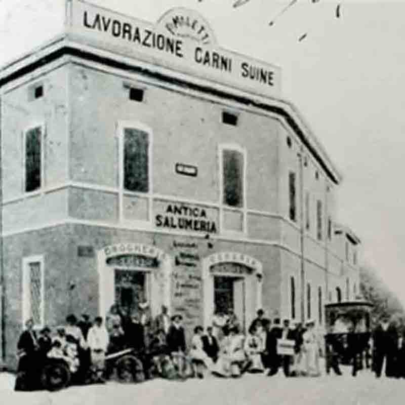 Altes Gebäude mit Menschen davor.