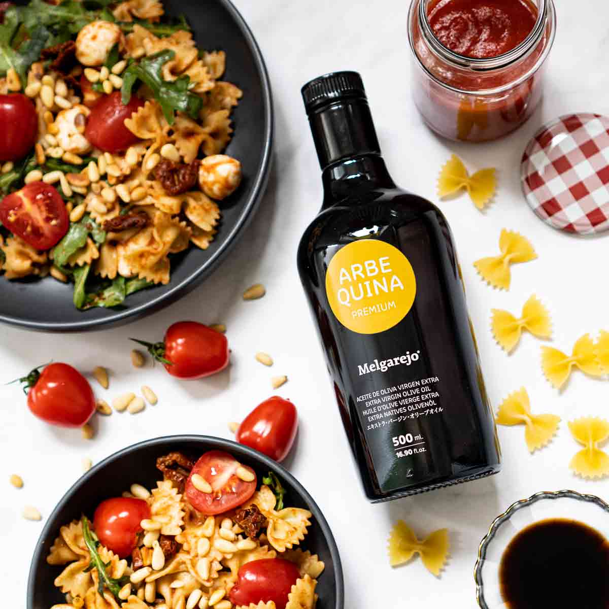 Nudelsalat, Melgarejo Olivenöl, Tomaten, Pinienkerne, Essig, Glas, Teller.