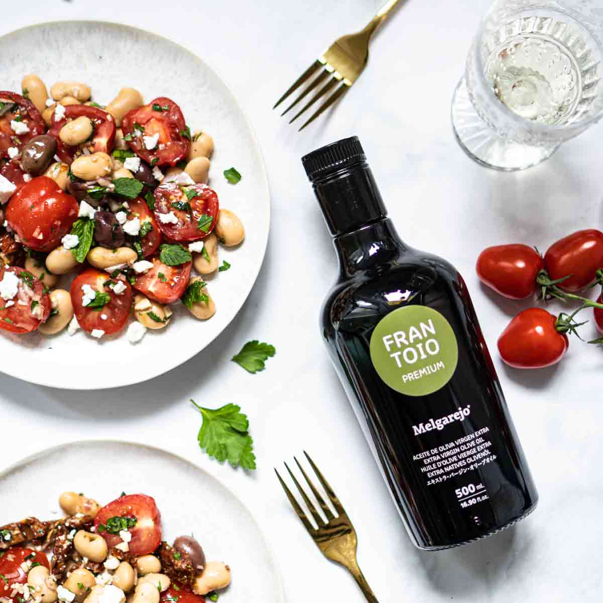 Salat mit Melgarejo Frantoio Olivenöl und Tomaten.