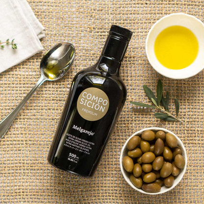 Olivenölflasche Melgarejo, Oliven, Löffel, Schale, Tuch, Zweig.