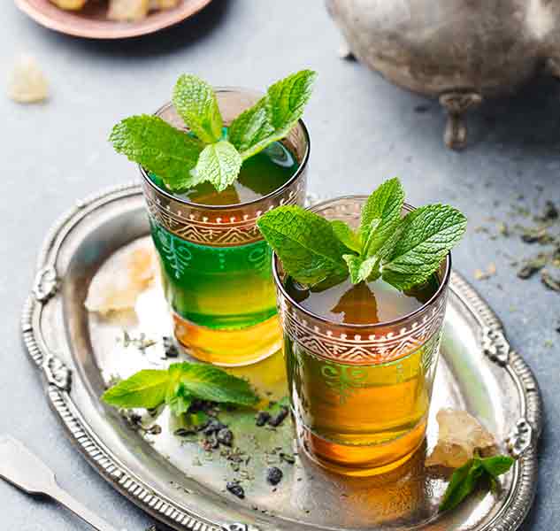 Zwei Gläser Tee mit Minze.
