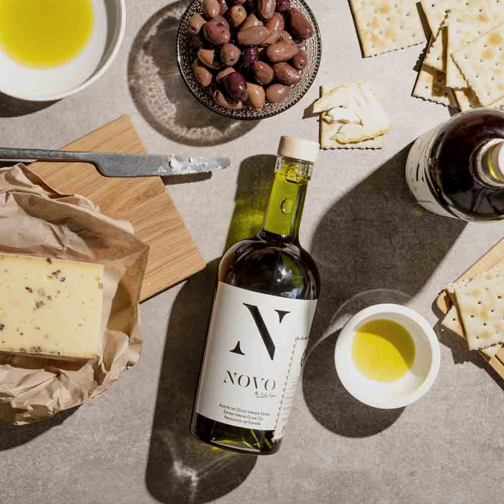 Olivenöl, Oliven, Käse, Cracker, Messer, Schalen, Novo-Flasche.