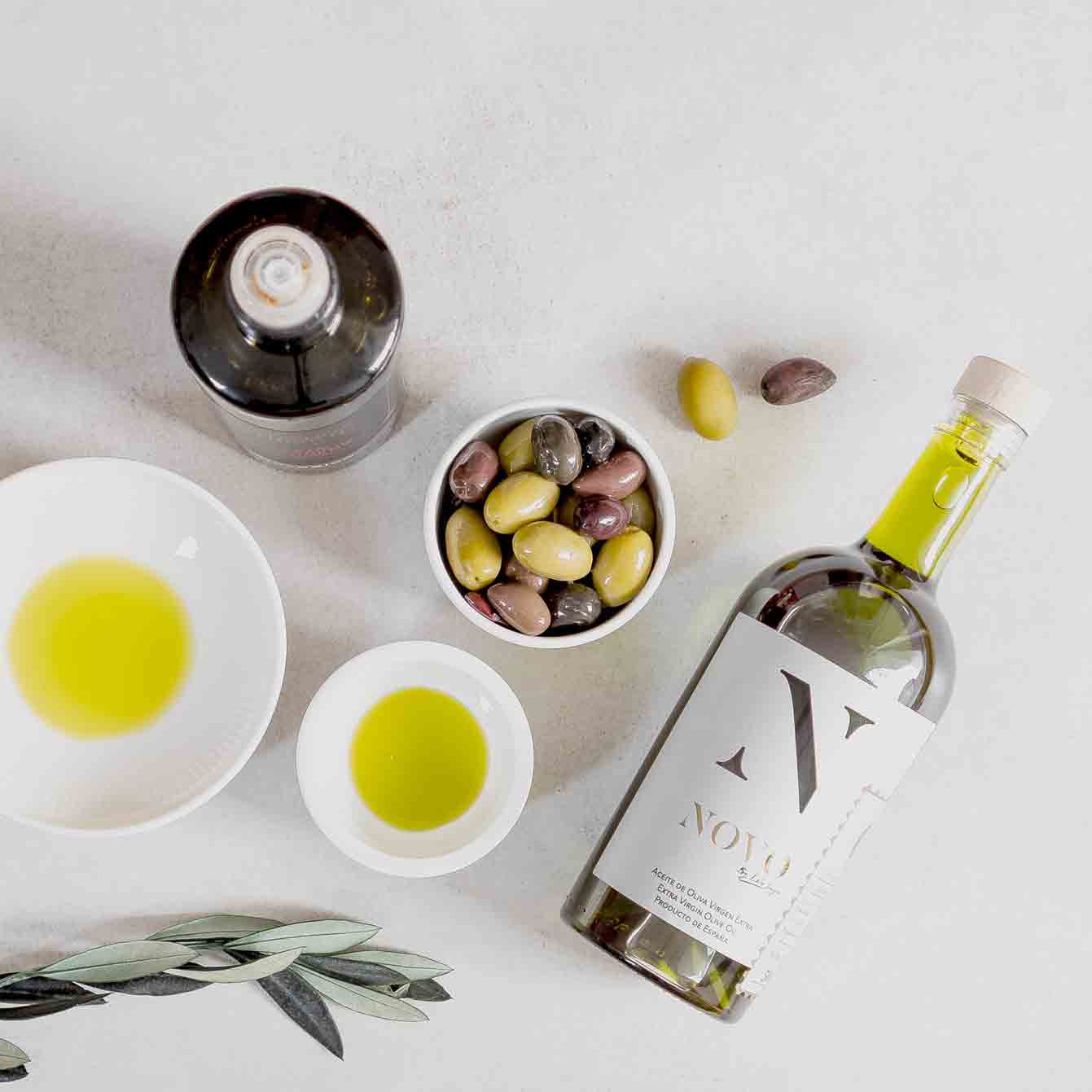 Olivenöl, Essig, Oliven, Noto-Flasche, Schalen, Olivenzweig.