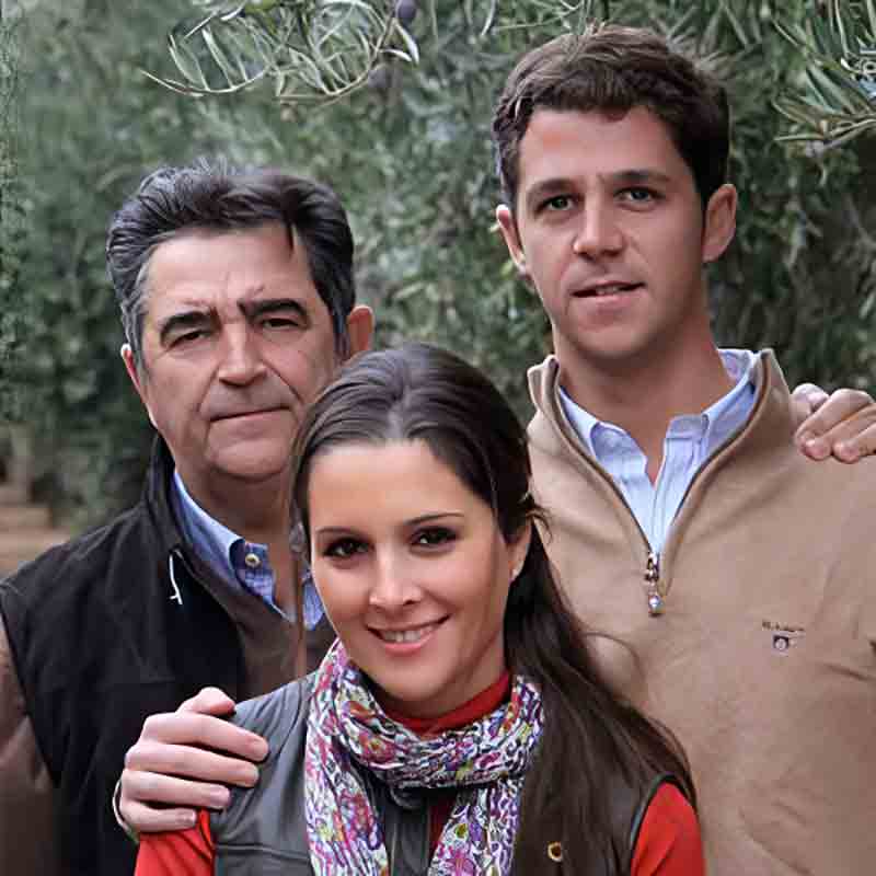 Gründergeschwister Paola und Juande mit Vater im Olivenhain