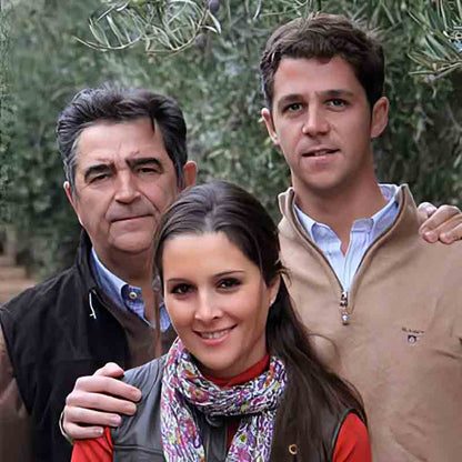 Gründergeschwister Paola und Juande mit Vater im Olivenhain