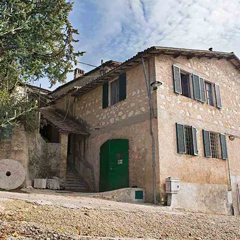 Traditionelle Olivenölmühle in Umbrien. Produktionsort für natives Olivenöl extra.