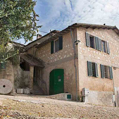 Traditionelle Olivenölmühle in Umbrien. Produktionsort für natives Olivenöl extra.