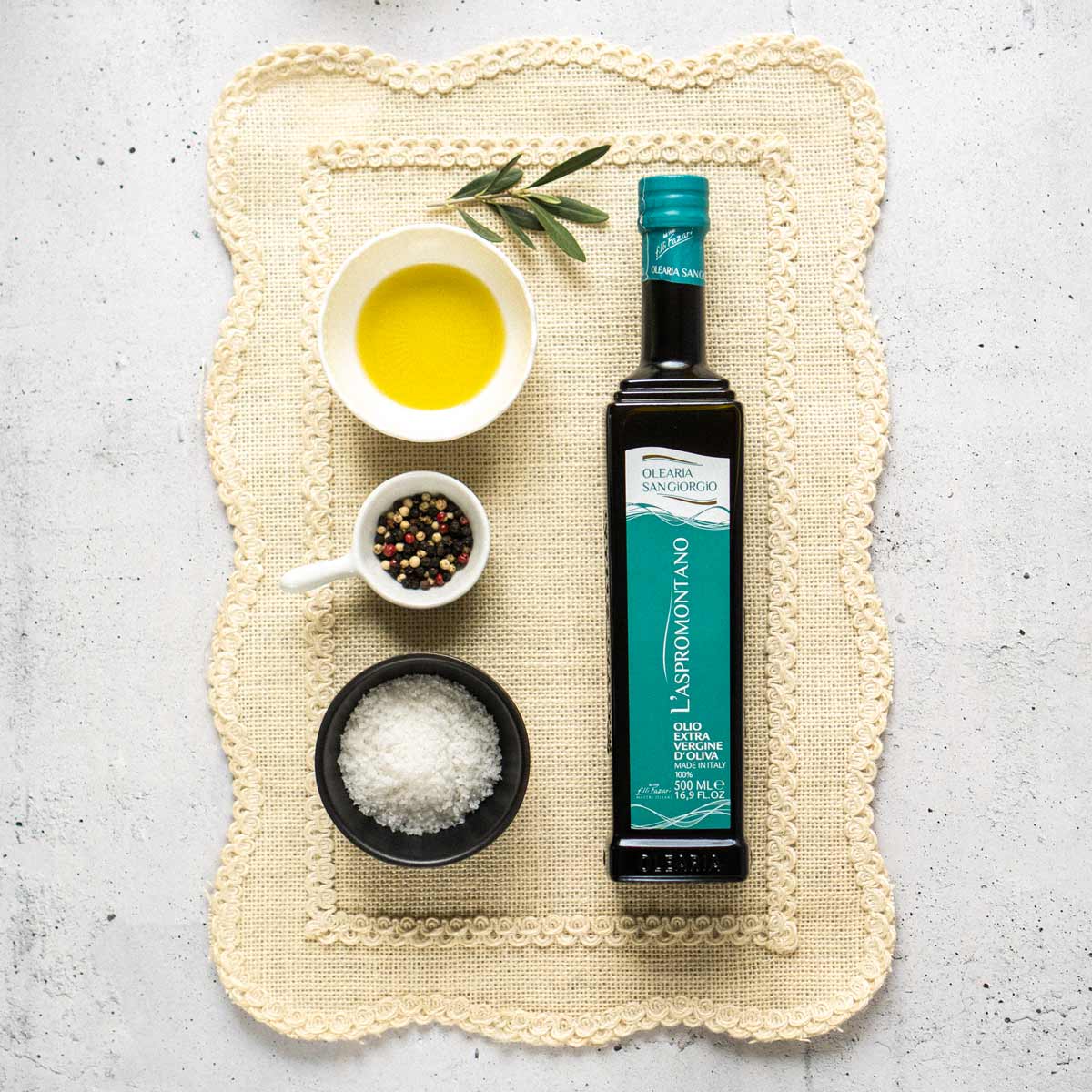 Olivenölflasche, Schalen mit Öl, Salz, Pfeffer, Olearia San Giorgio.