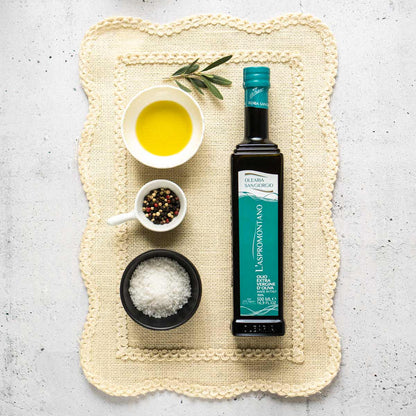 Olivenölflasche, Schalen mit Öl, Salz, Pfeffer, Olearia San Giorgio.