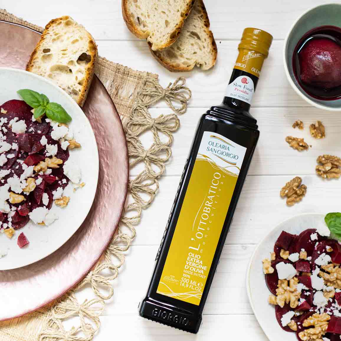 Olearia San Giorgio Olivenöl mit Rote-Bete-Salat und Brot.