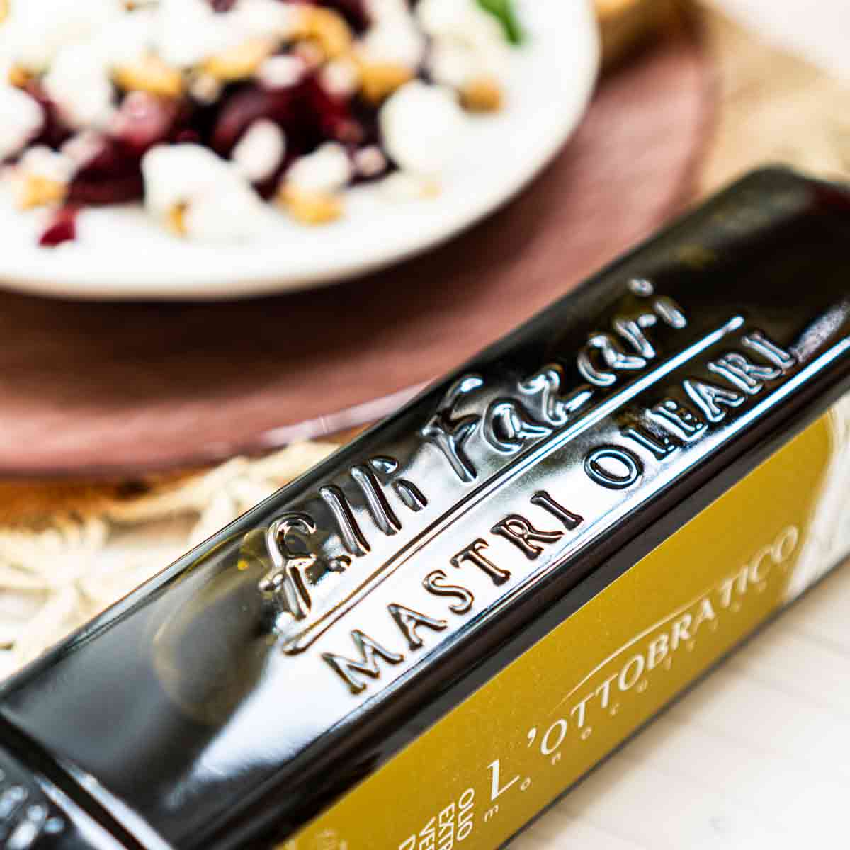 Olearia San Giorgio Olivenölflasche, Nahaufnahme, unscharfer Hintergrund.