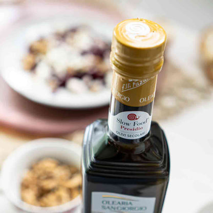 Olearia San Giorgio Olivenölflasche mit Slow Food Siegel.