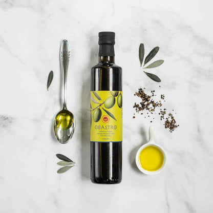 Olivenölflasche Oleastro, Löffel, Tasse, Pfeffer, Olivenblätter.