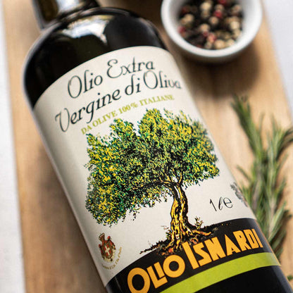Olio Isnardi Olivenölflasche auf Holzbrett mit Gewürzen.