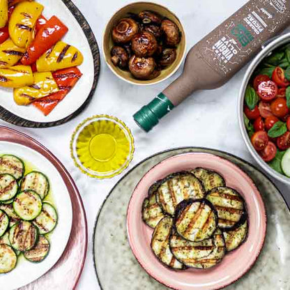 Gegrilltes Gemüse, Olivenöl, Antipasti, Flasche mit Markenname sichtbar.