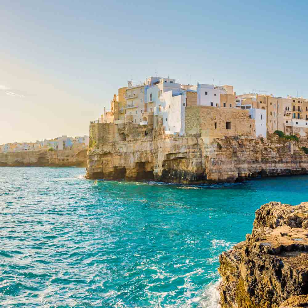 Küstenstadt auf Felsen am Meer.