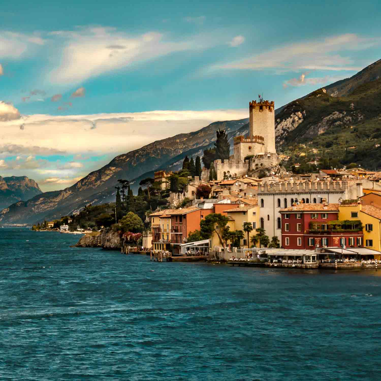 Blick auf Gardasee und Gebäude.