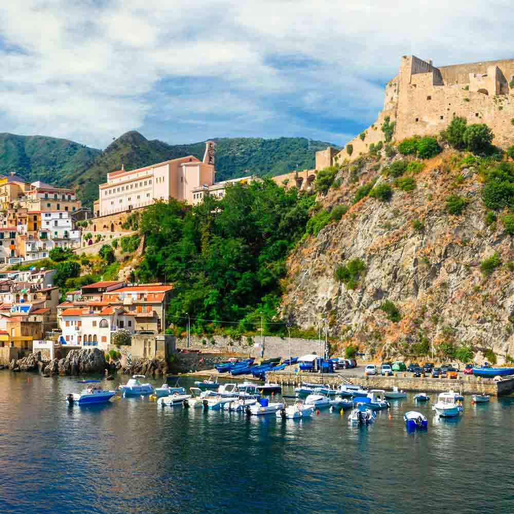 Hafenstadt mit Booten und Burg.