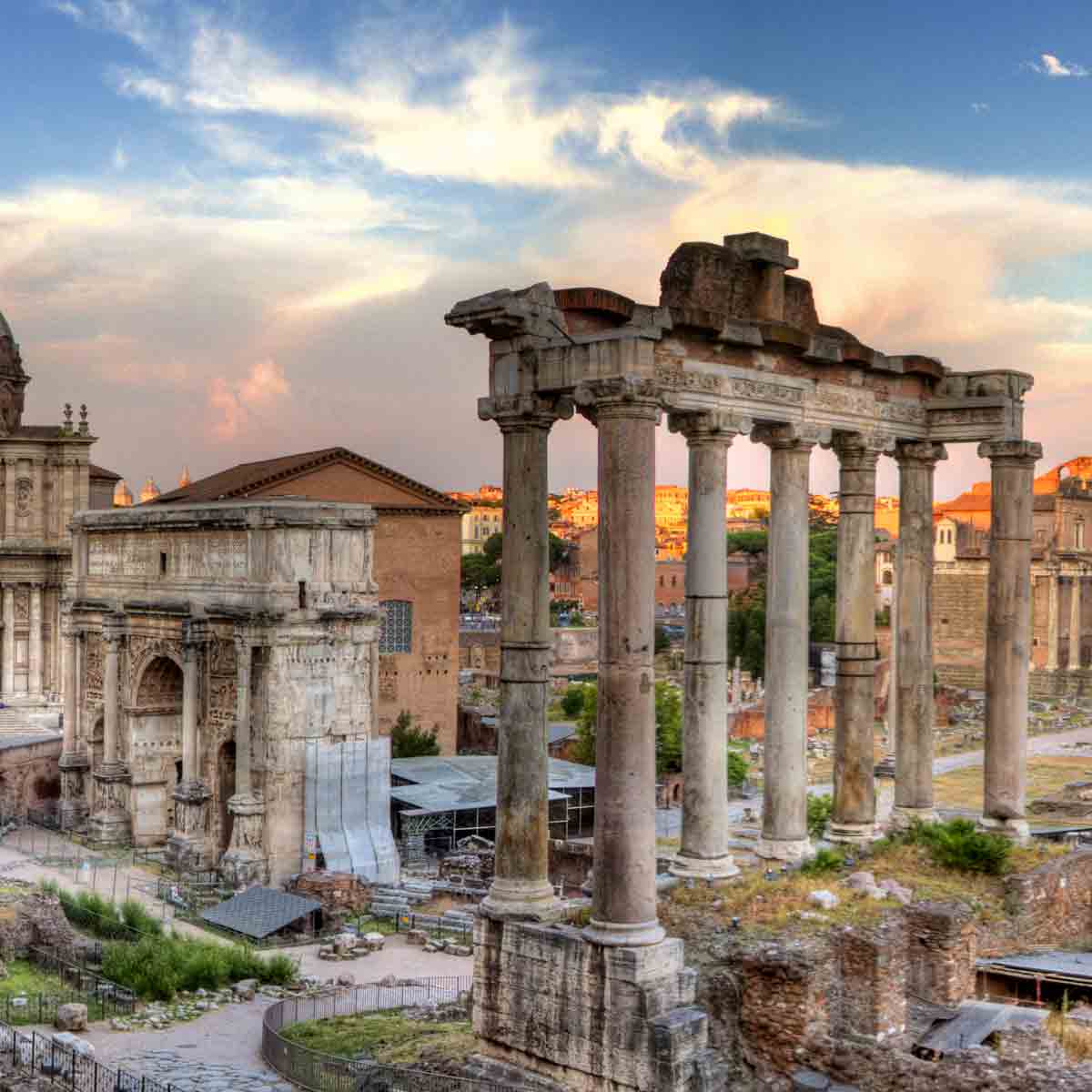 Römische Ruinen bei Sonnenuntergang.