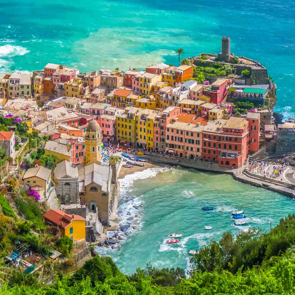 Bunte Küstenstadt am Meer.