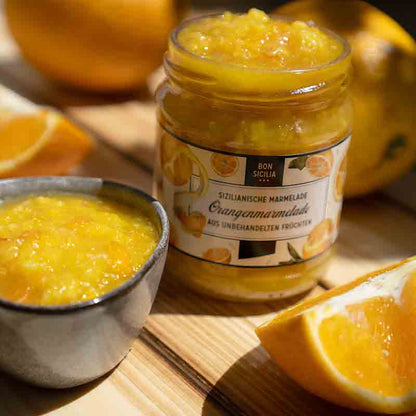 Orangenmarmelade im Glas mit frischen Orangen, Bon Sicilia.