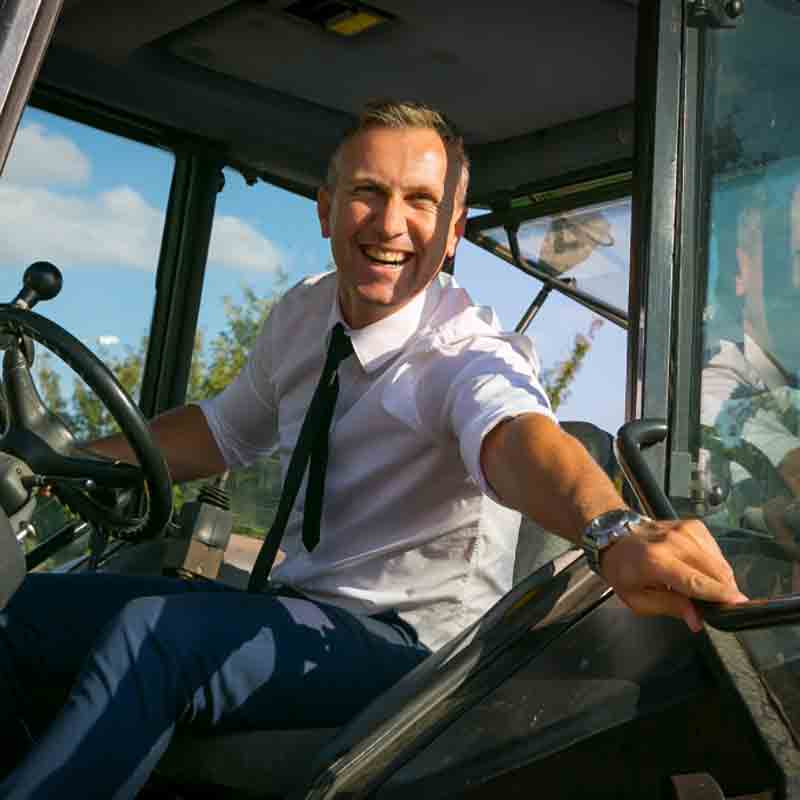 Mario Haberl schaut aus Traktor.