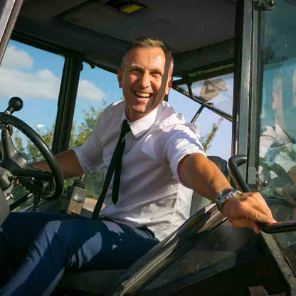 Mario Haberl schaut aus Traktor.