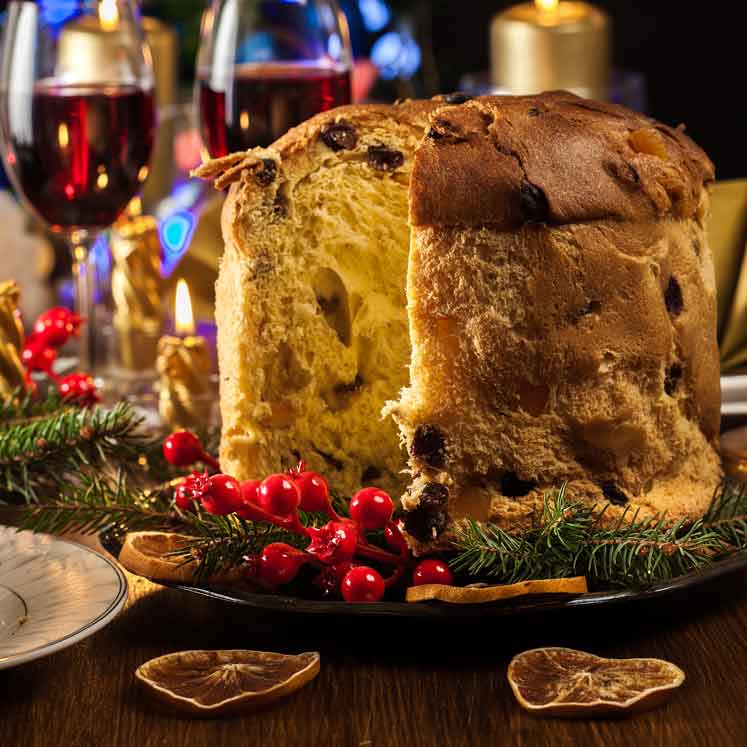 Panettone steht auf einem festlich geschmücktem Tisch