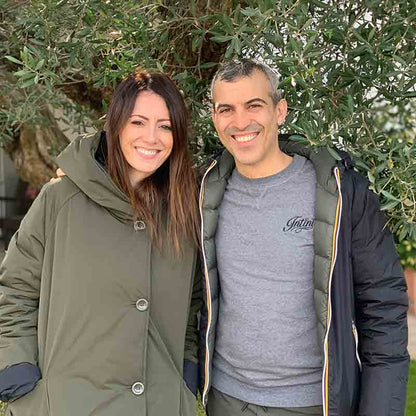 Hersteller Porträt der Familie Intini im eigenen Olivenhain.