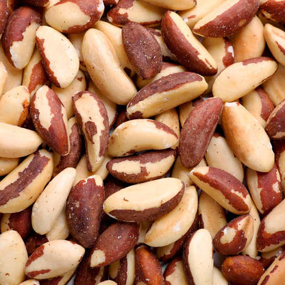 Paranüsse in Nahaufnahme, braun-weiß, ohne Verpackung oder Marke.