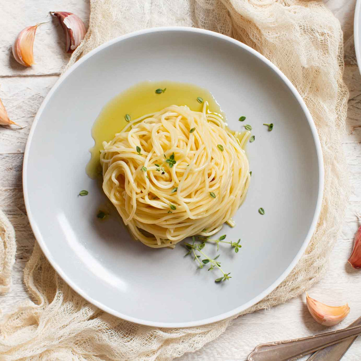 Spaghetti mit Olivenöl auf einem Teller