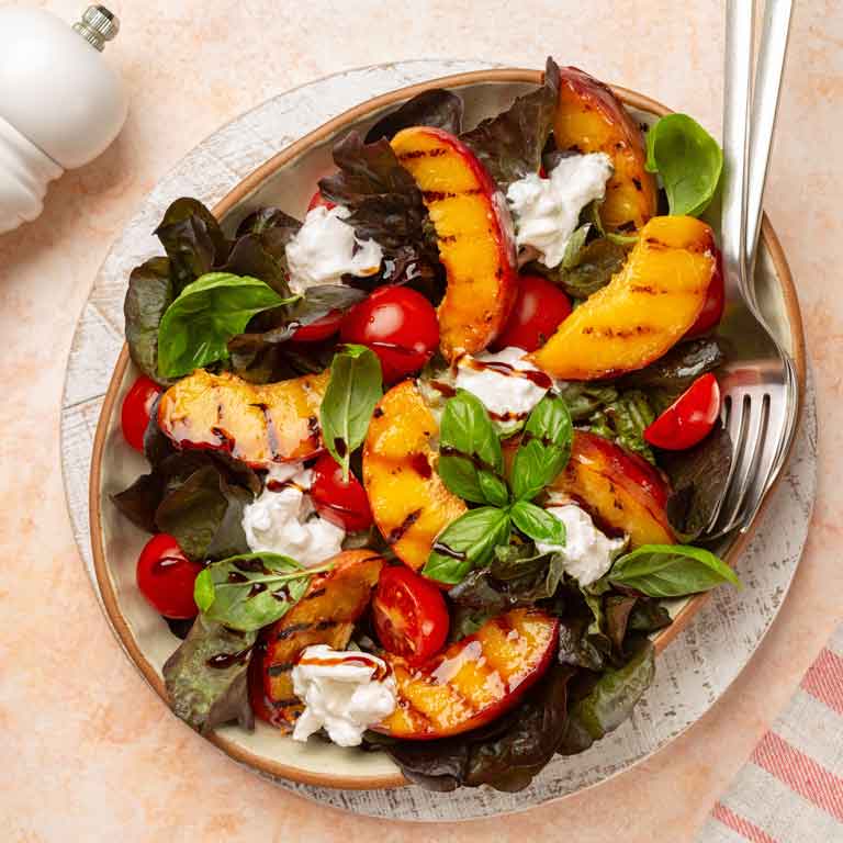 Salat mit gegrilltem Pfirsich, Burrata und Balsamico