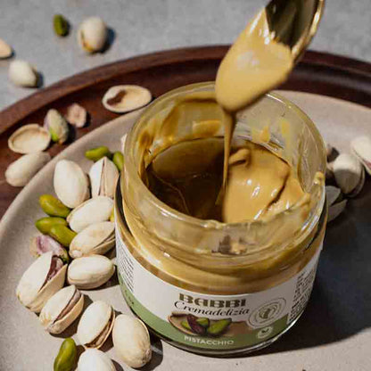 Pistaziencreme von Babbi auf Teller mit Pistazien.
