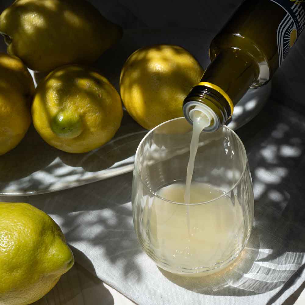 Zitronensaft von Polenghi wird in ein Glas gegossen.
