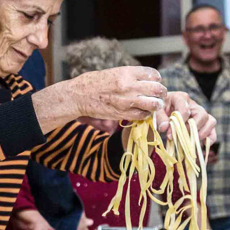 Italienische Mama kocht frische und handgemachte Pasta